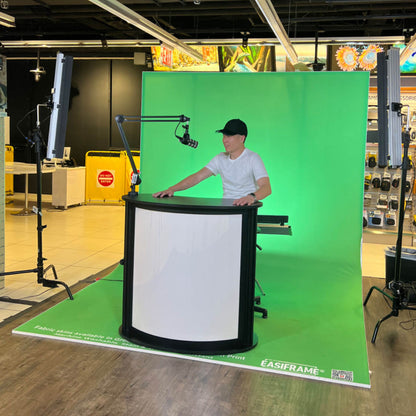 Easiframe Curved Chromakey Green Skin In use