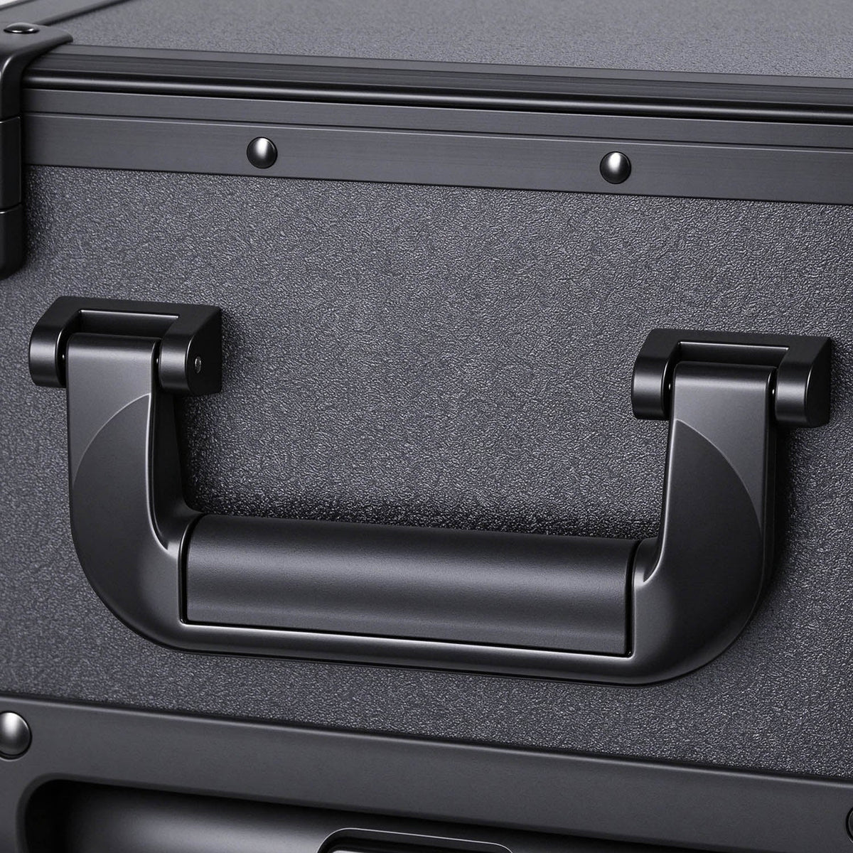 Close-up of the carry handle on the PiXAPRO makeup trolley case